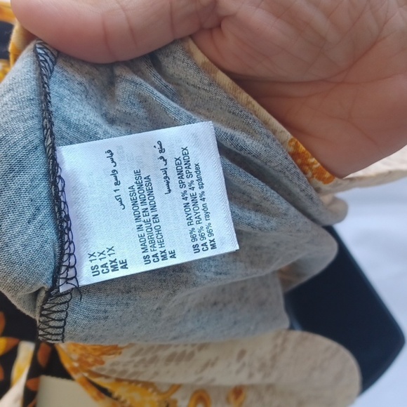 JM Collection,  knit tunic/top, black, gold floral design - Picture 6 of 6